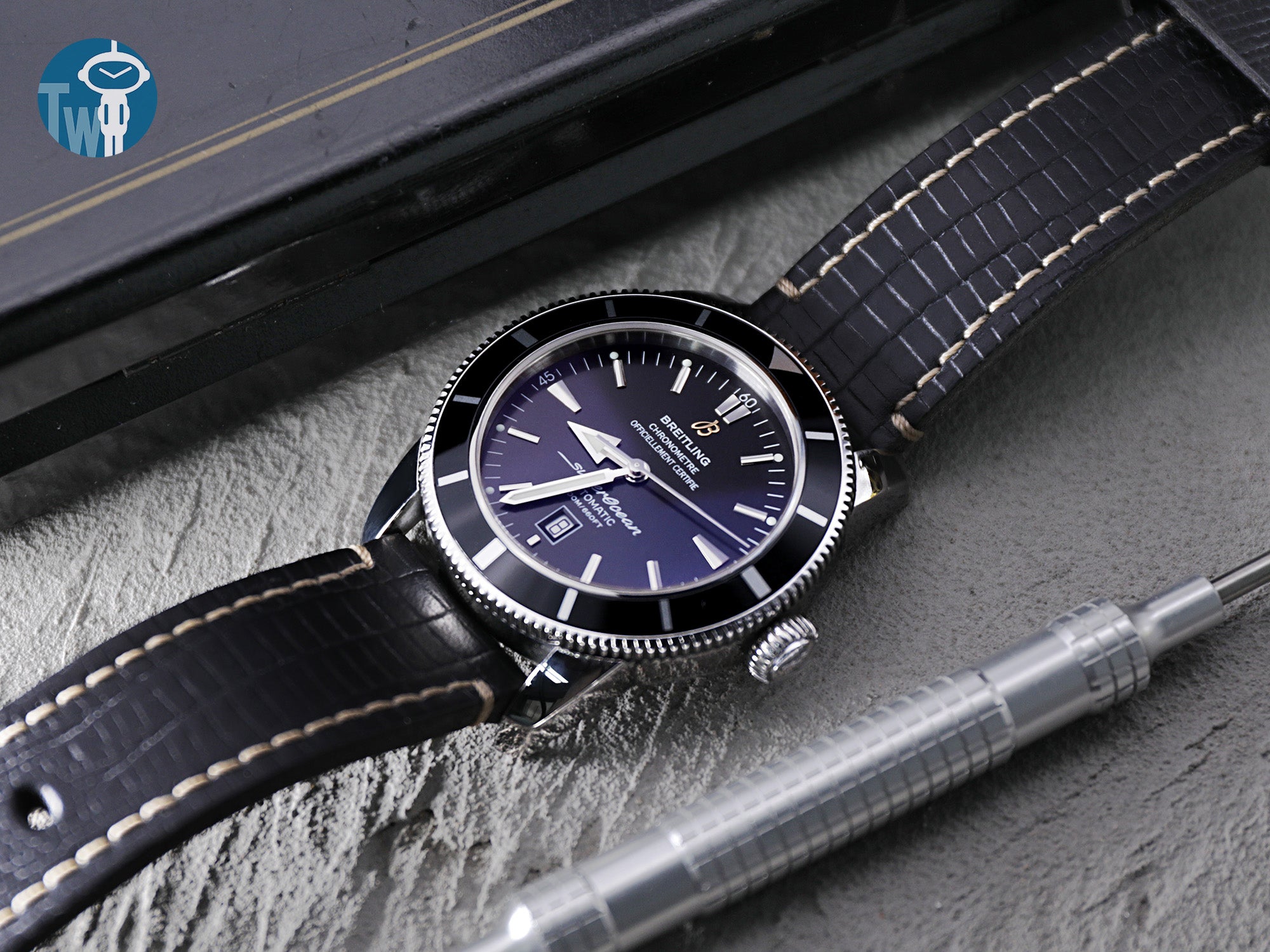 百年靈 Superocean 46 A17320 配上 HORWEEN 蜥蜴壓紋皮革錶帶 彰顯永恆優雅 | 太空人錶帶TW