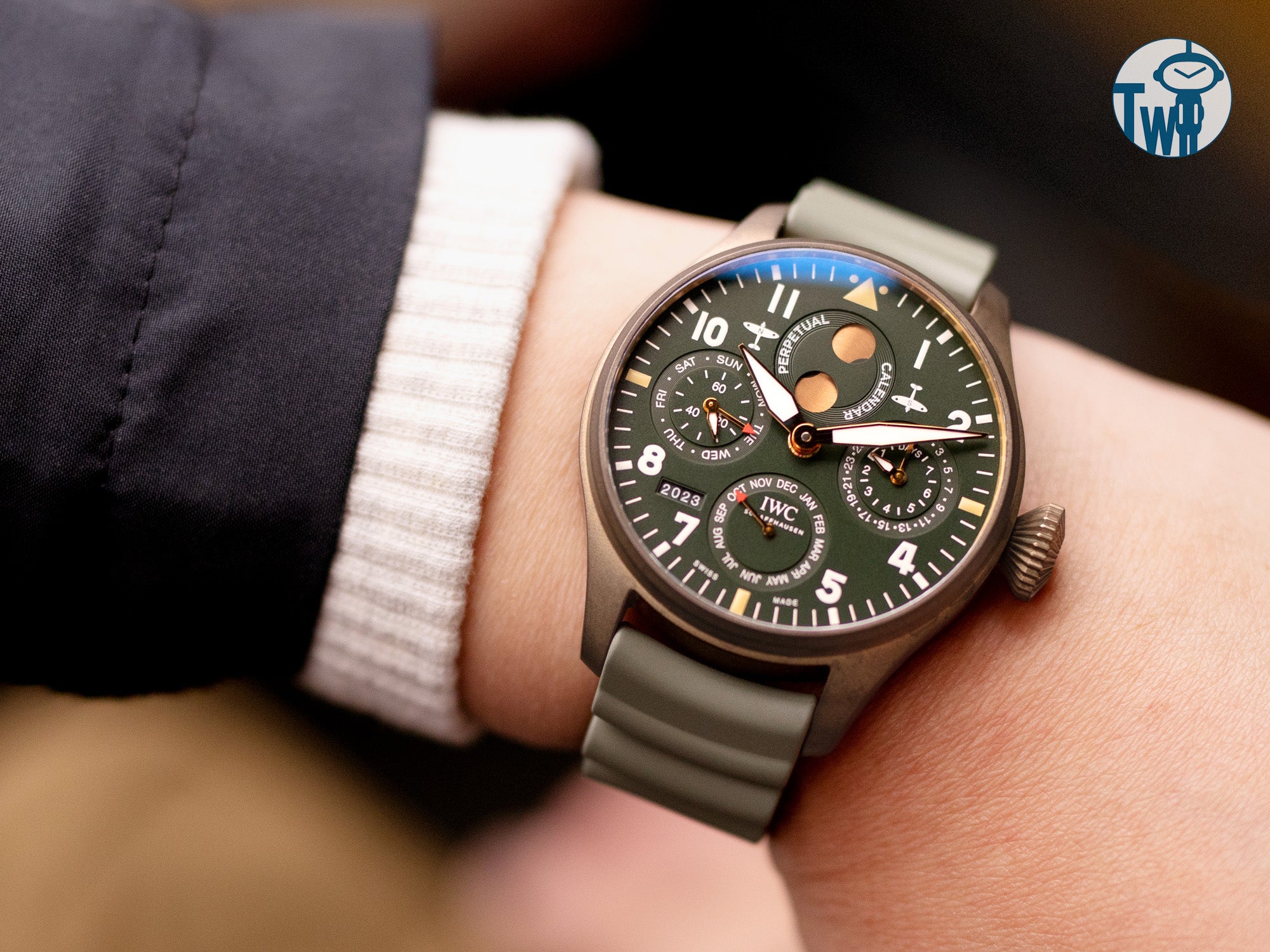 搭配細緻的灰綠色Firewave -火濤錶帶，IWC萬國錶青銅萬年曆噴火戰機手錶呈現出更加自然的美感。這種自然色調突顯了手錶的堅固精緻。