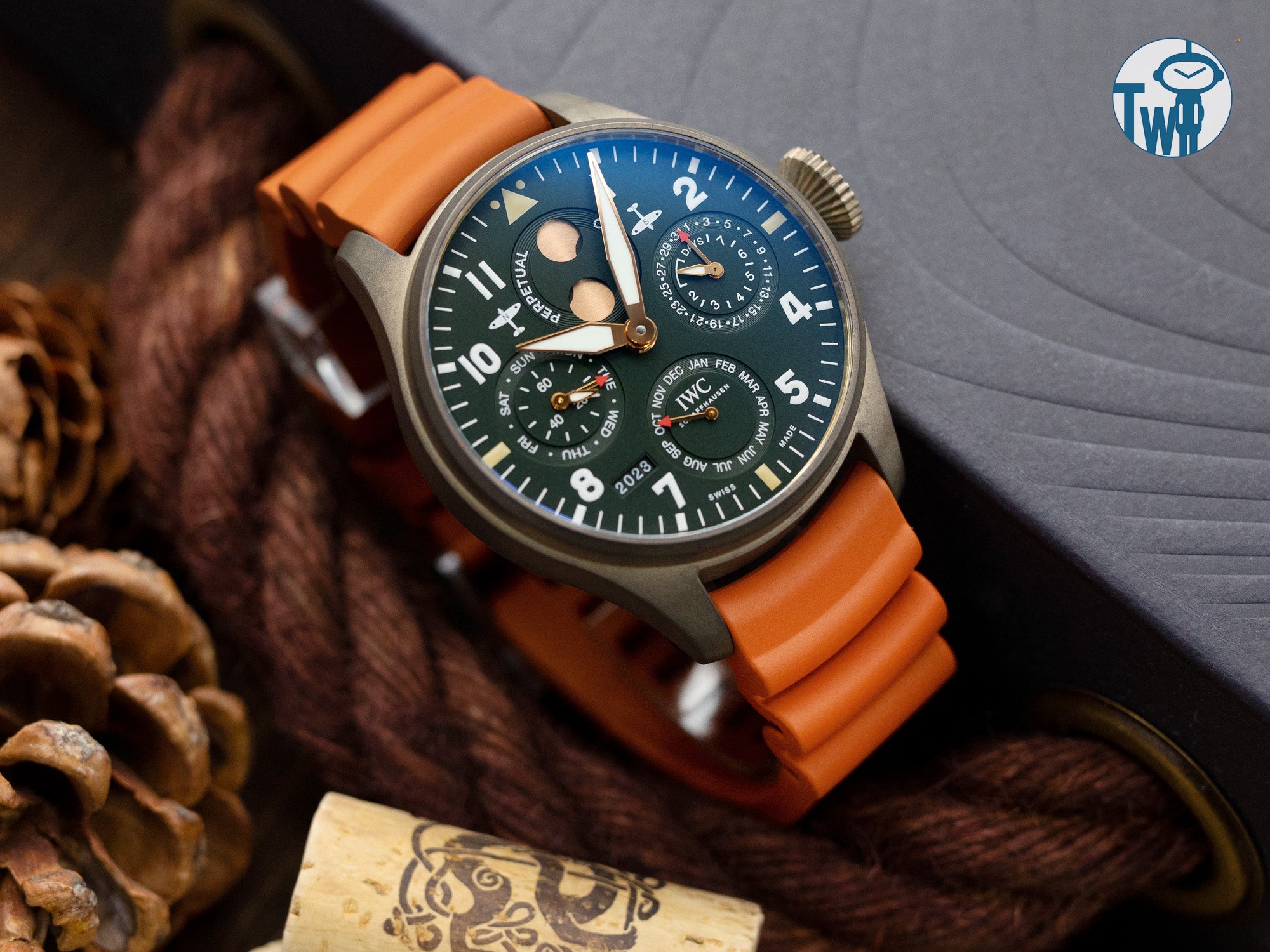 IWC萬國錶 噴火戰機大型飛行員萬年曆腕錶 IW503601 搭配 焦橙色 Firewave -火濤  FKM橡膠錶帶｜太空人腕時計TW