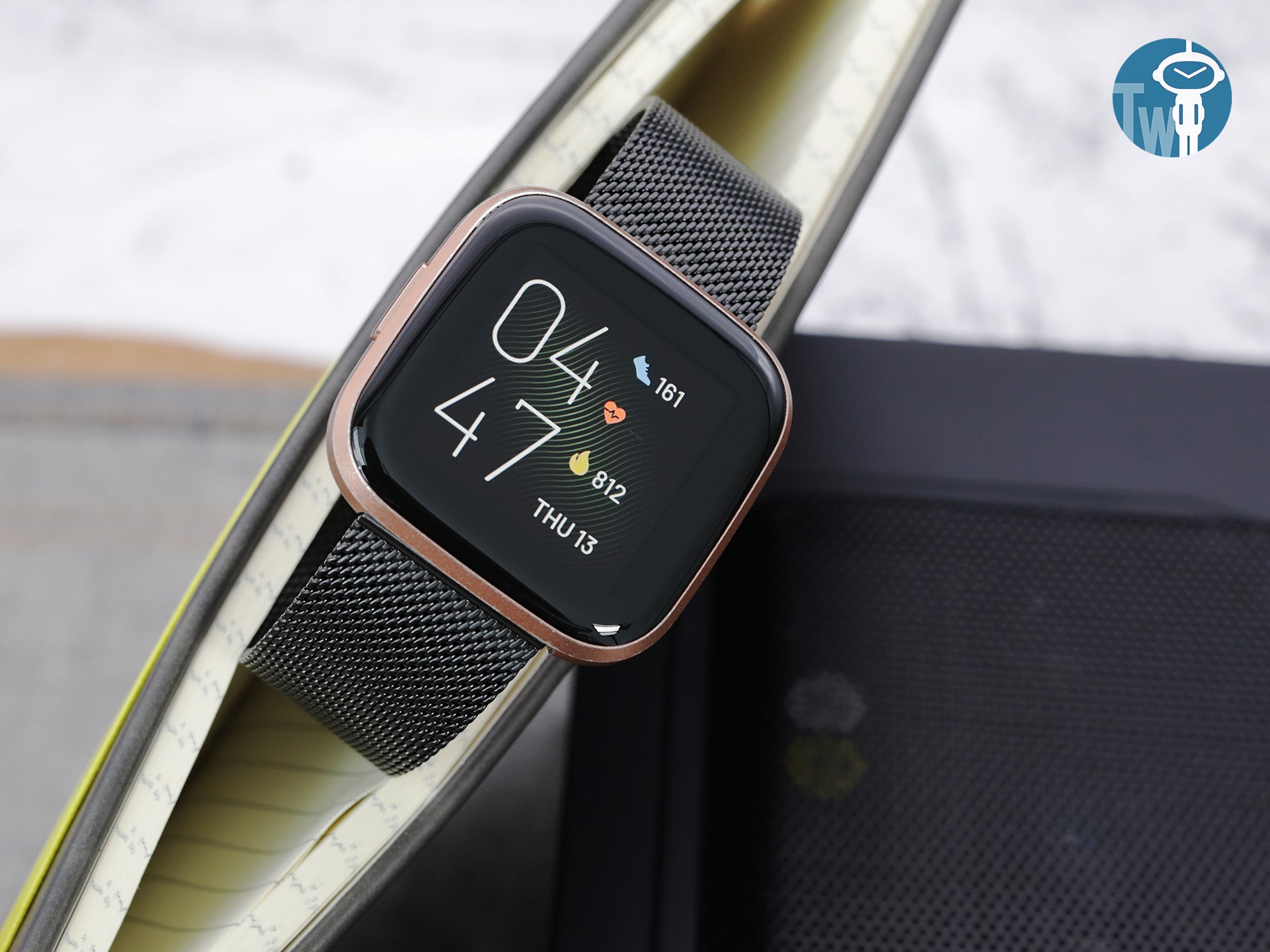 MB1816FYBBK045_Fitbit-Versa-2