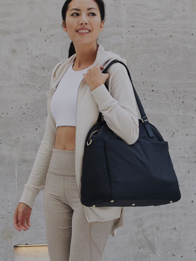 woman sliding gym bottle into side pocket