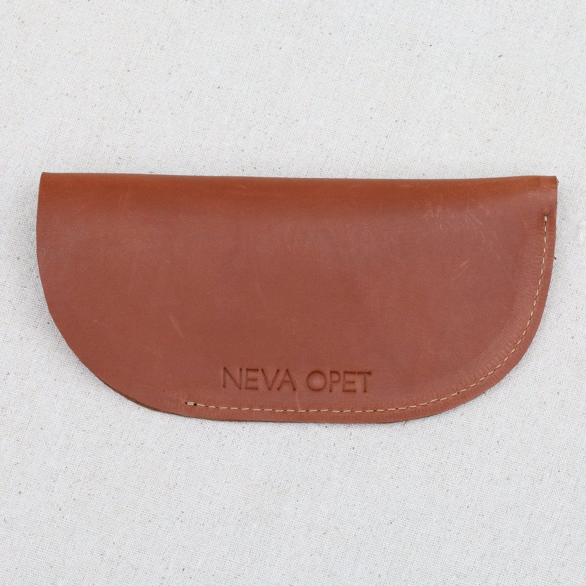 https://cdn.shopify.com/s/files/1/2185/2141/files/acc-leather-sunglass-case-in-whiskey-30123389714608_1445x.jpg?v=1697867282