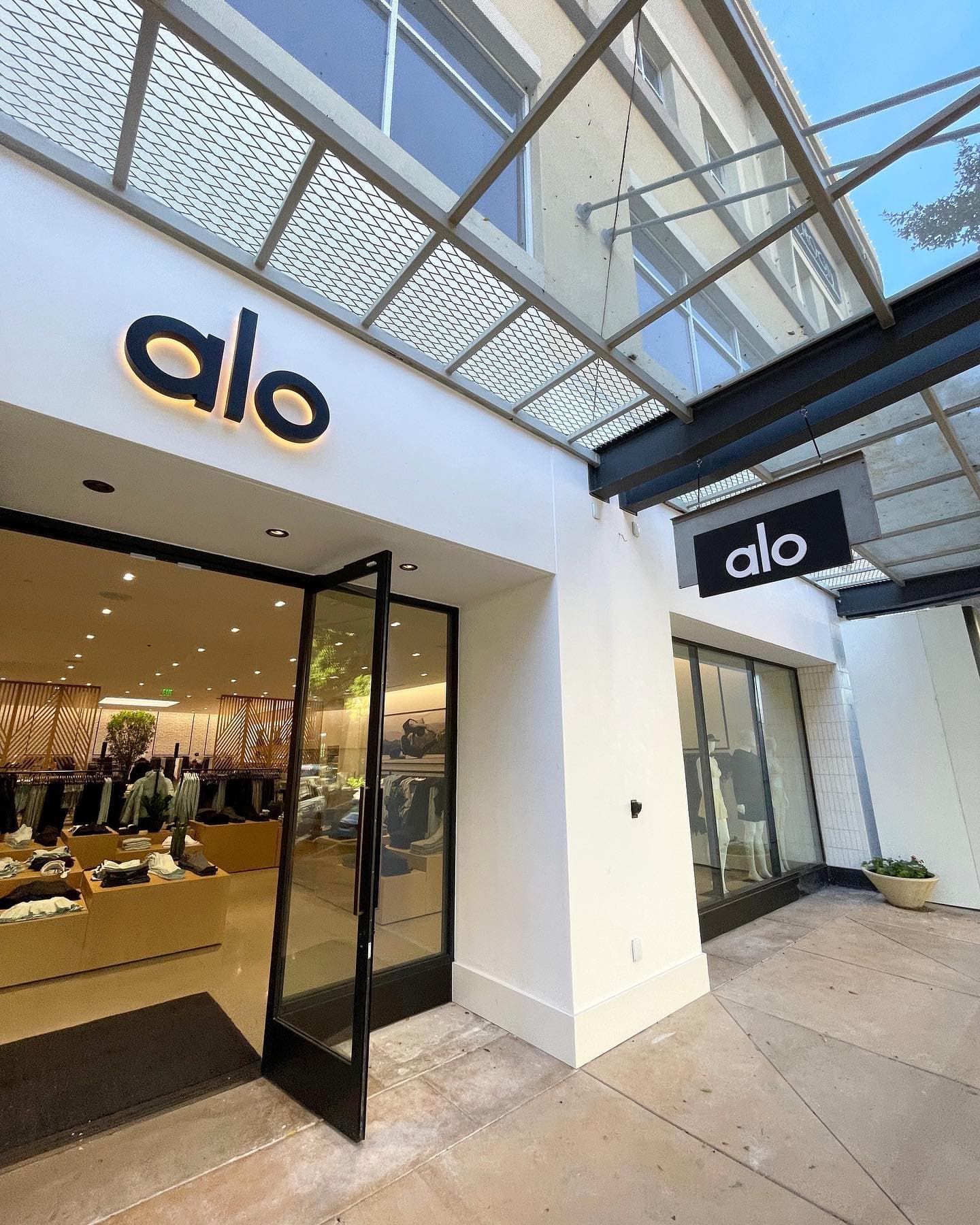 A storefront image of the new Alo Yoga store in Kierland Commons located in Scottsdale, Arizona. 