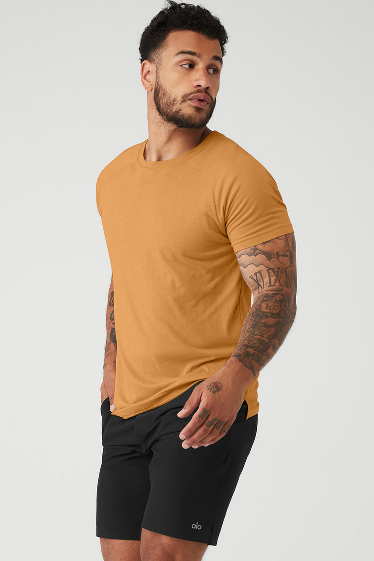 The Triumph Crew Tee Neck Toffee | Alo - Yoga