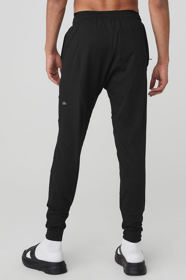 Alo haul- repetition shorts in Anthracite, revitalize pants in black ,  Accolade hoodie in black , free fitness bag for joining Alo all access.  Free 2 day shipping, 10% off and free