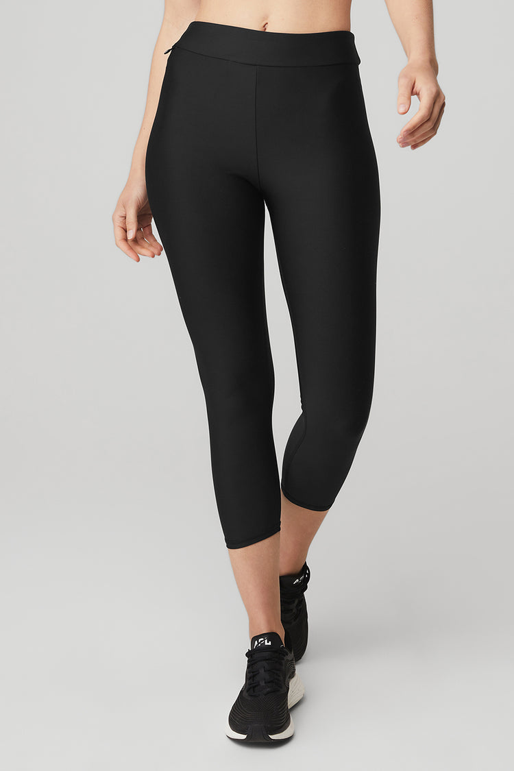 Airlift High-Waist Conceal-Zip Capri - Black | Alo Yoga