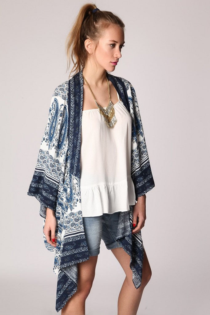 kimono-con-estampado-cachemir-azul-y-bajo-asimetrico (4)