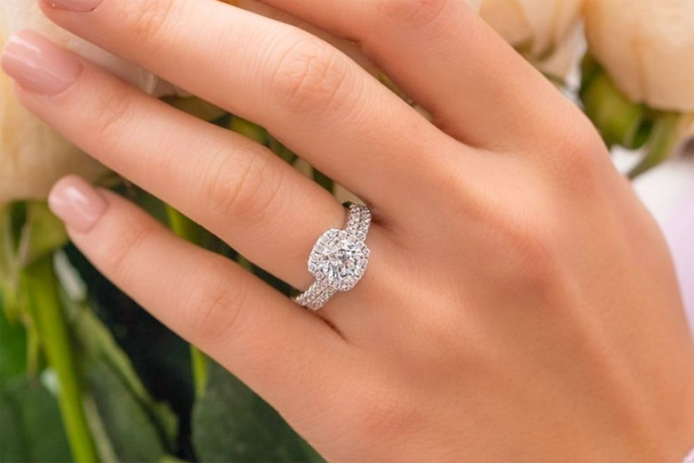 How Should an Engagement Ring Fit