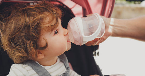 A qué edad pueden tomar agua los bebés