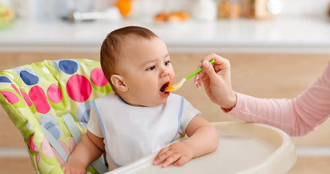 bebés de 6 meses comiendo puré de fruta para bebes con cuchara