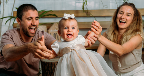 beba cumpleañera junto a mamá y papá