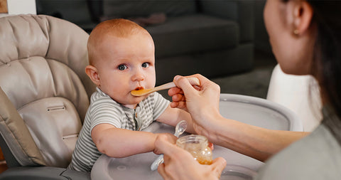 bebé de 6 meses comiendo su puré