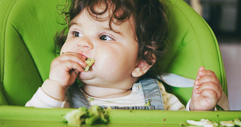 niño iniciando su alimentacion complementaria