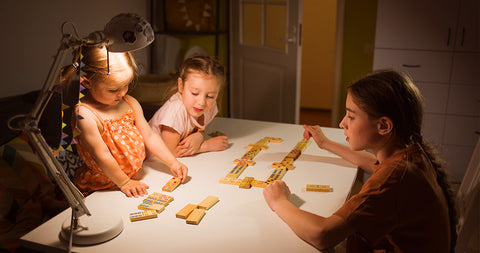 niños jugando al domino