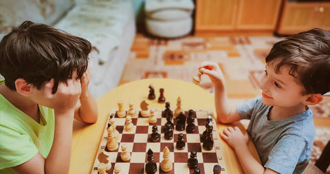 niños jugando al ajedrez