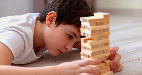 niño jugando al yenga