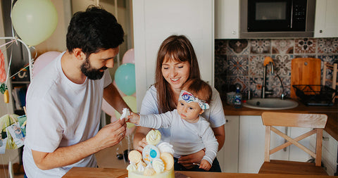 festajando su primer cumpleaños con mama y papa