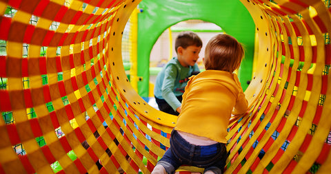 niños jugando en el jardín