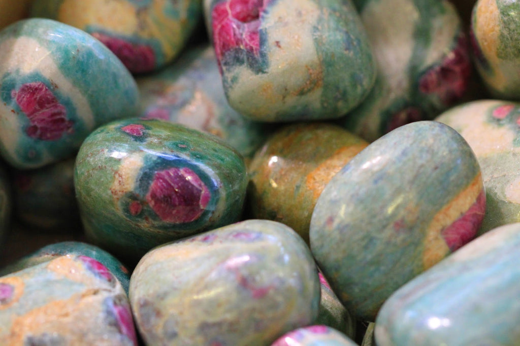 Pedras de fuchsite rubi