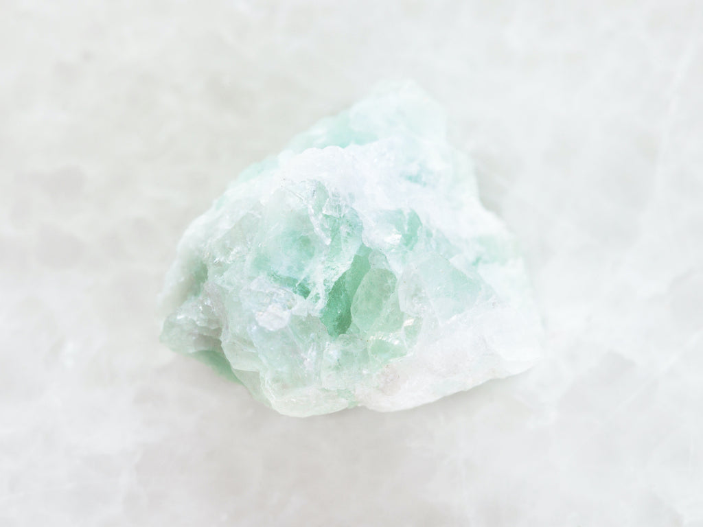 Un cristallo grezzo di fluorite verde