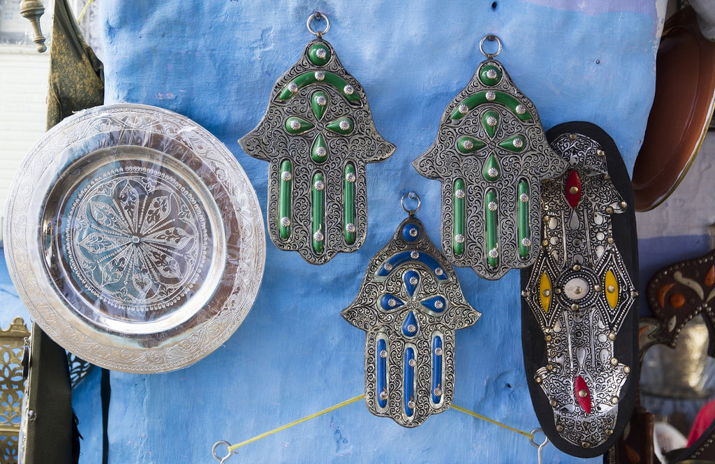Amuletos de la Mano de Fátima en un bazar