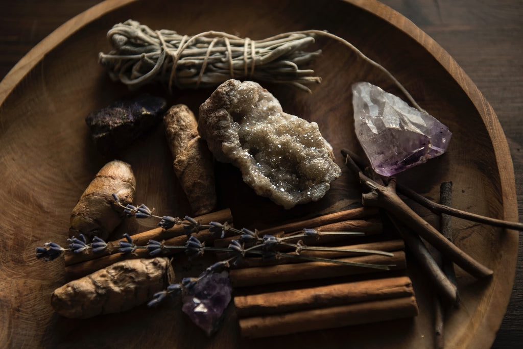 altar de cristal com itens naturais