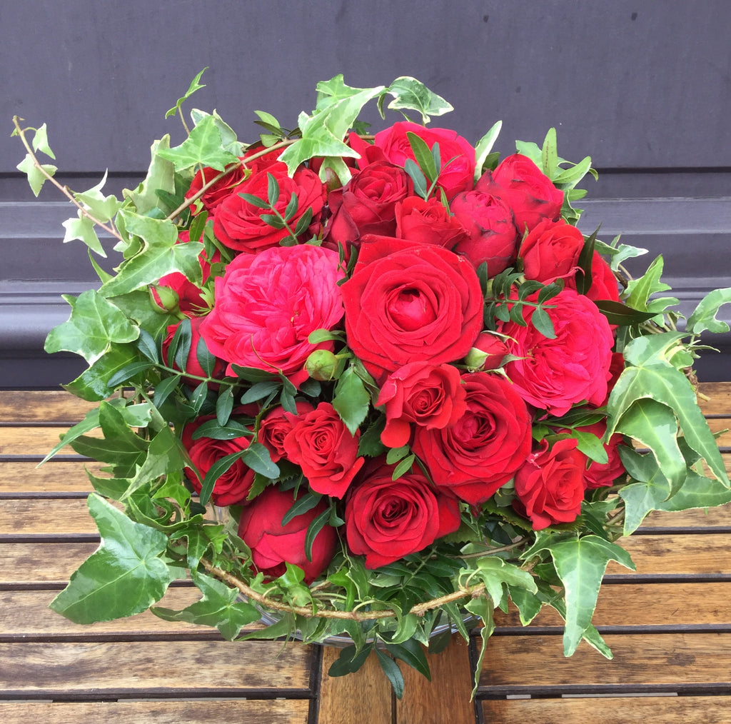 Bouquet rond - Roses rouges et lierres sauvages – LaLavanda by Fleurs des  Batignolles Boutique Paris 8e