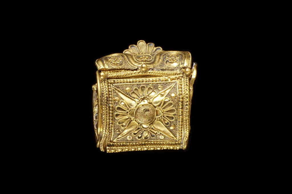 Etruscan granulation gold jewelry