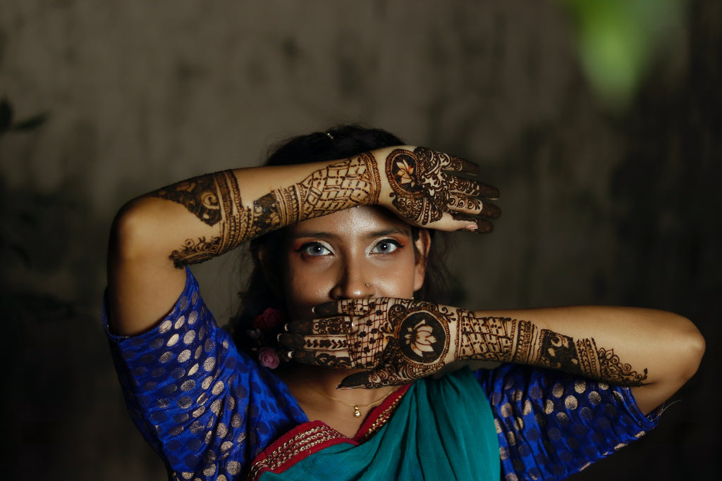 Traditional Tray of Henna at a Mehndi Ceremony Stock Photo - Alamy