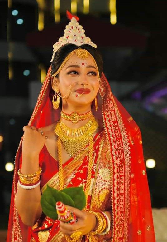 Bengali bride wearing east indian wedding jewelry