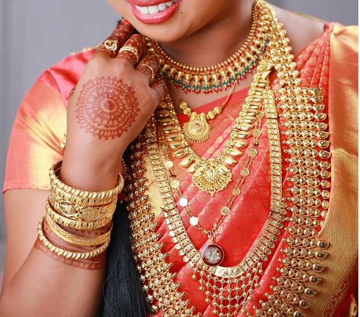 Significance of Why Women Wear Bangles in Indian Culture – Virani Jewelers