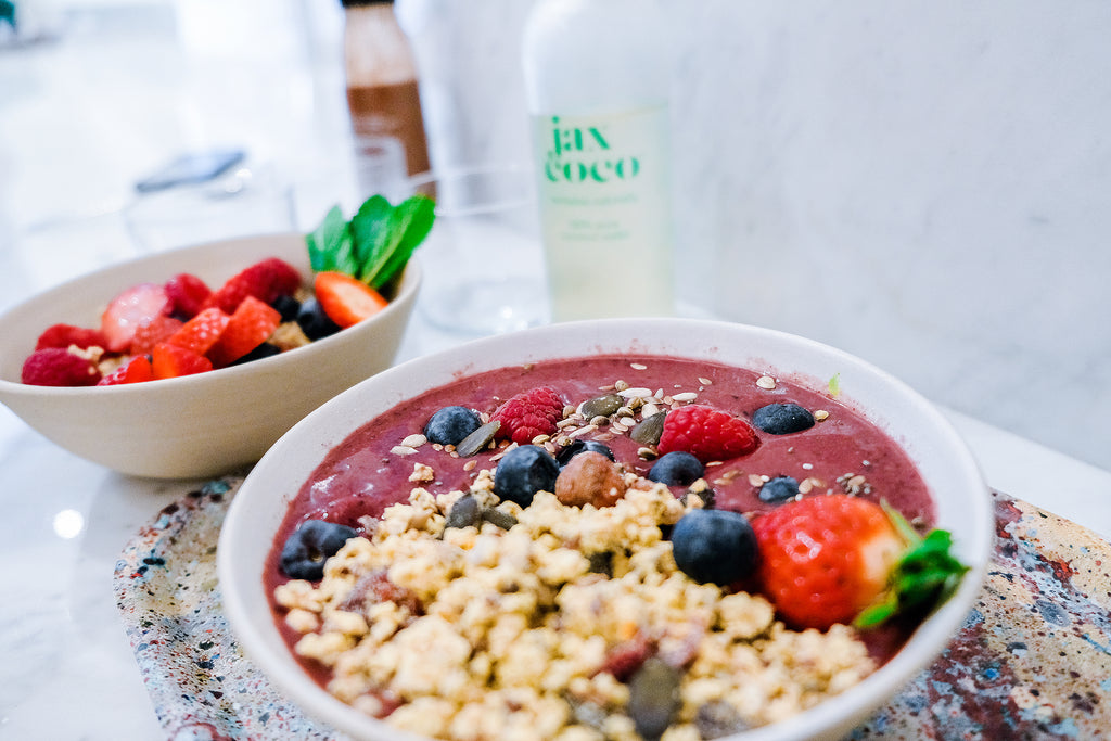 Smoothie bowl and homemade granola