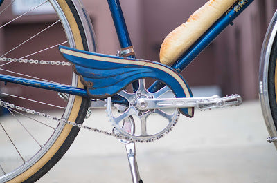 Fancy swoopy chainguard on vintage porteur