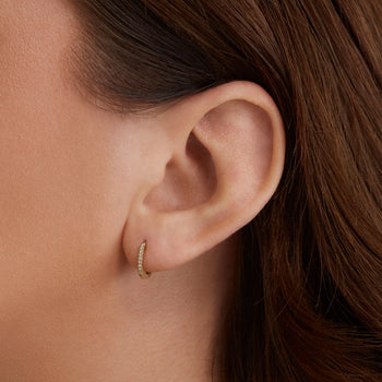 STONE AND STRAND Bold gold hoop earrings