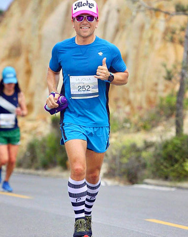 https://cdn.shopify.com/s/files/1/2198/0815/files/Man_Running_in_PRO_Compression_Socks_large.jpg?v=1563482185