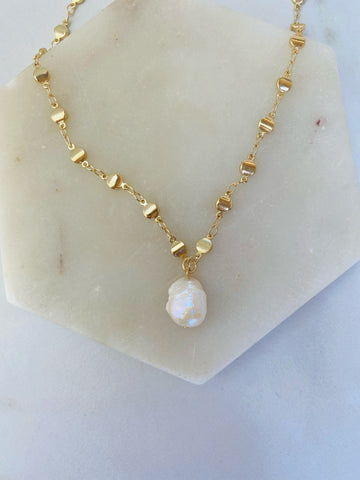 DIY bohemian and popular delicate layering necklace sets in gold, popular 2021 jewelry trends organic beach pearl sea jewelry 