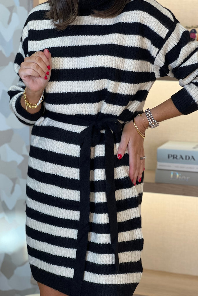 Kendra Striped Knit Jumper Dress In Black & Cream – The Walk in Wardrobe