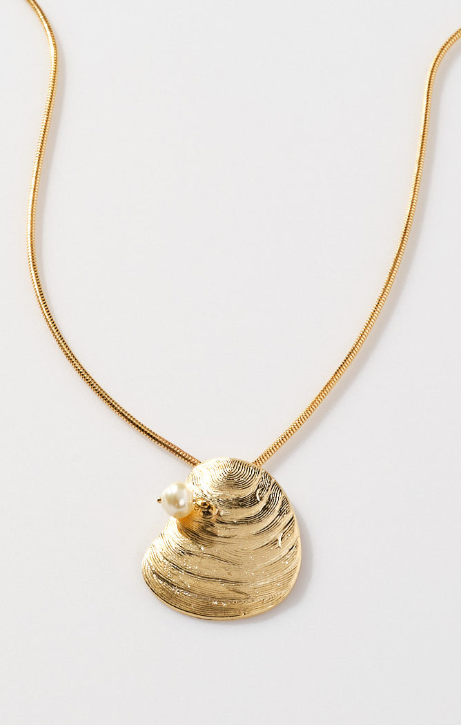 Faithy Jewels Oyster Necklace  ~ Gold