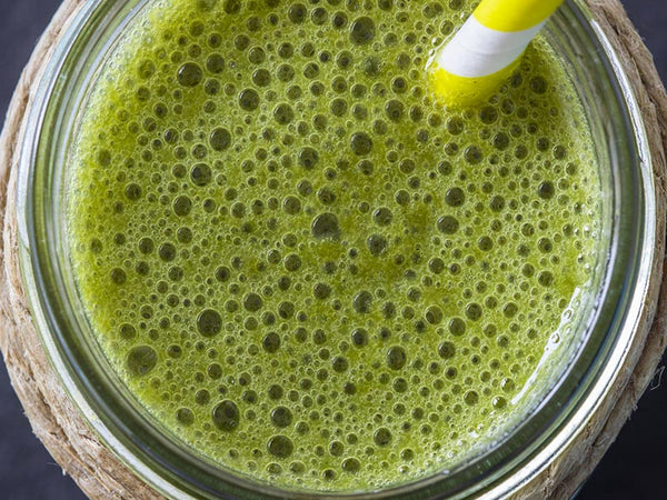 Smoothie verde con la polvere di superGreens