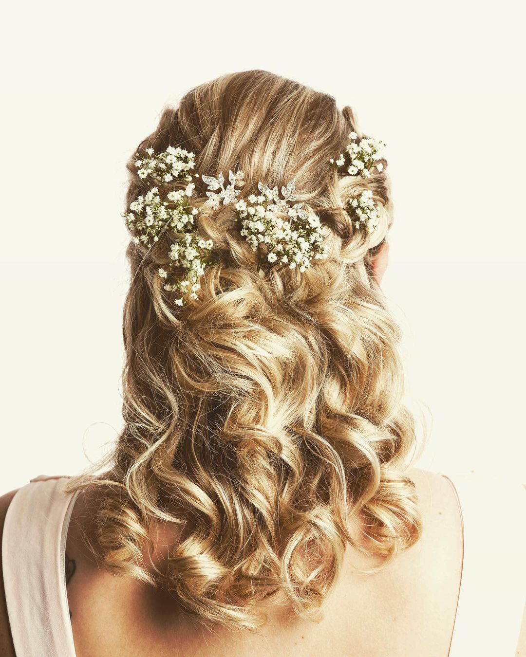 21+ Sweet & Elegant Hairstyle Ideas with Dainty Baby's Breath Flowers |  WeddingBazaar