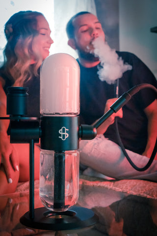 Two people enjoying the Stundenglass Gravity Hookah V2