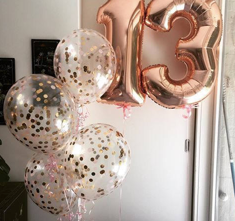 Arreglo de globos para darle la bienvenida a los 18 años de vida