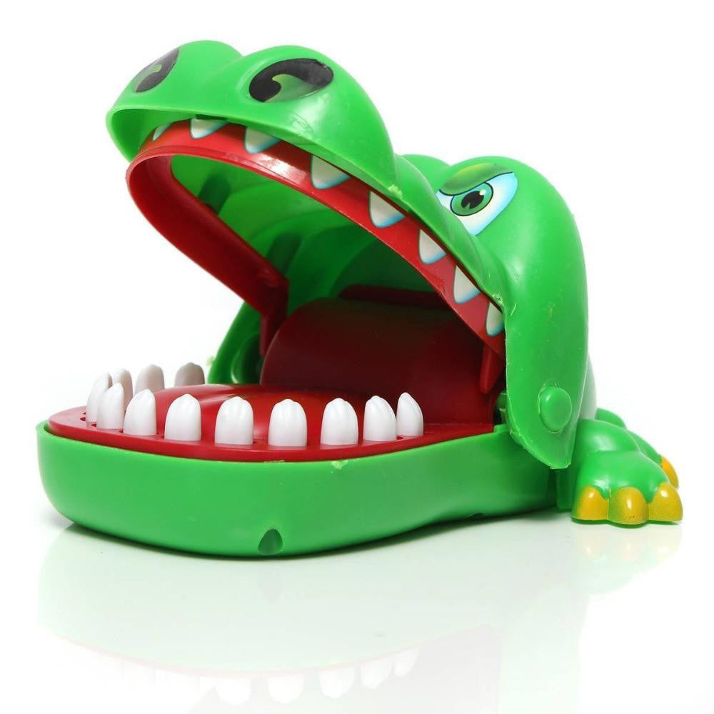 Крокодил нажимать на зубы. Hasbro: Крокодильчик дантист. Аллигатор Зубастик. Крокодильчик игрушка с зубами. Крокодил Зубастик игрушка.