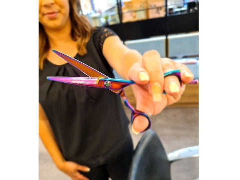 How to Hold Hairdressing Scissors