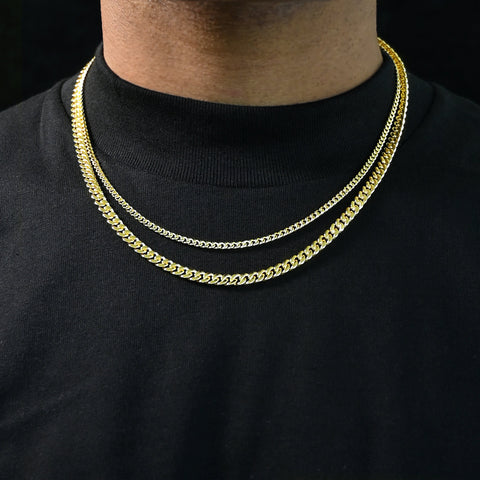 cadena de cuerda de oro en una persona