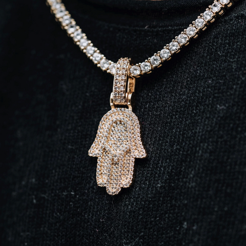 Un collar de hamsa de oro.