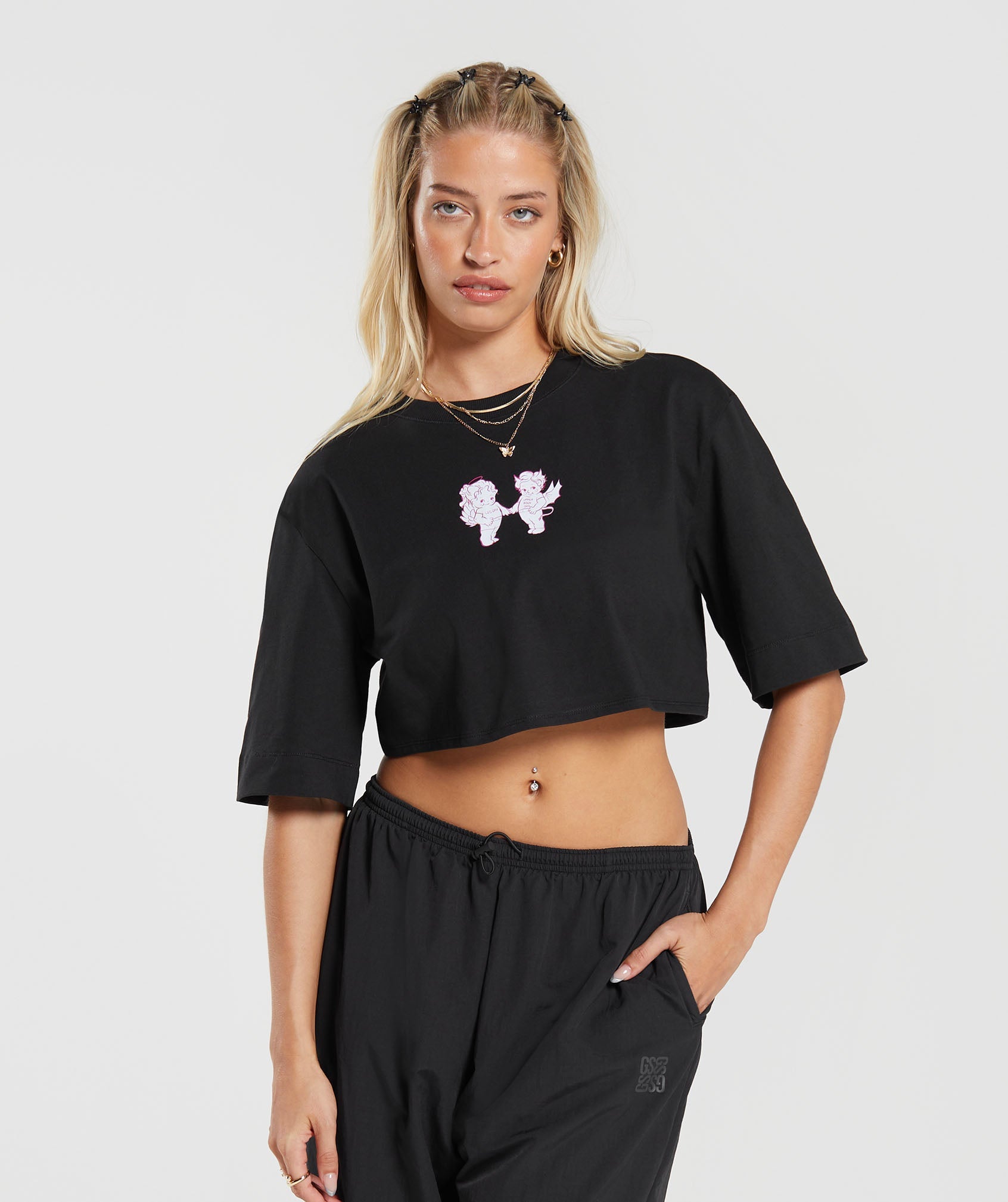 Cherub Graphic Crop Top dans Black