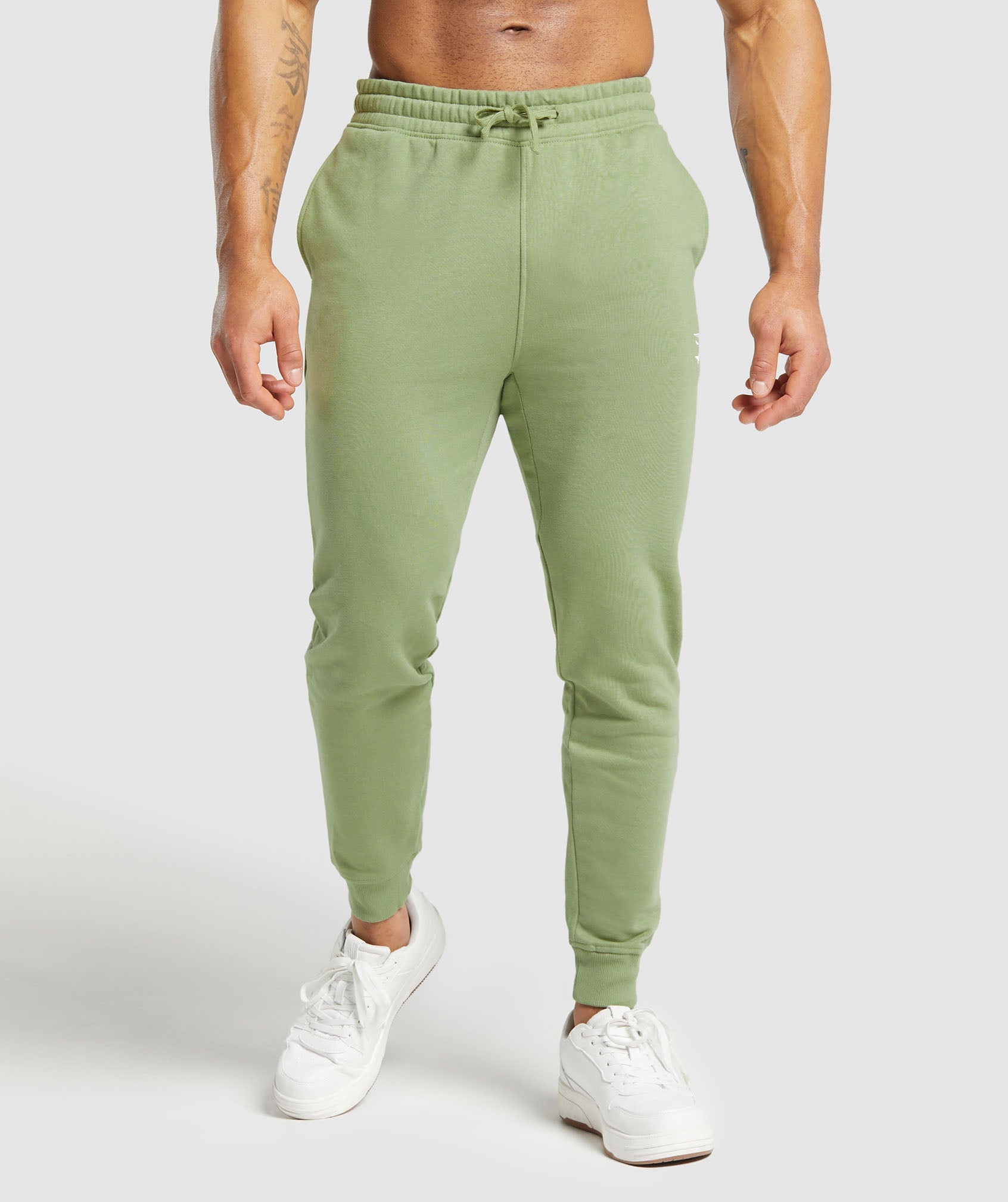 Crest Joggers dans Natural Sage Greenest en rupture de stock