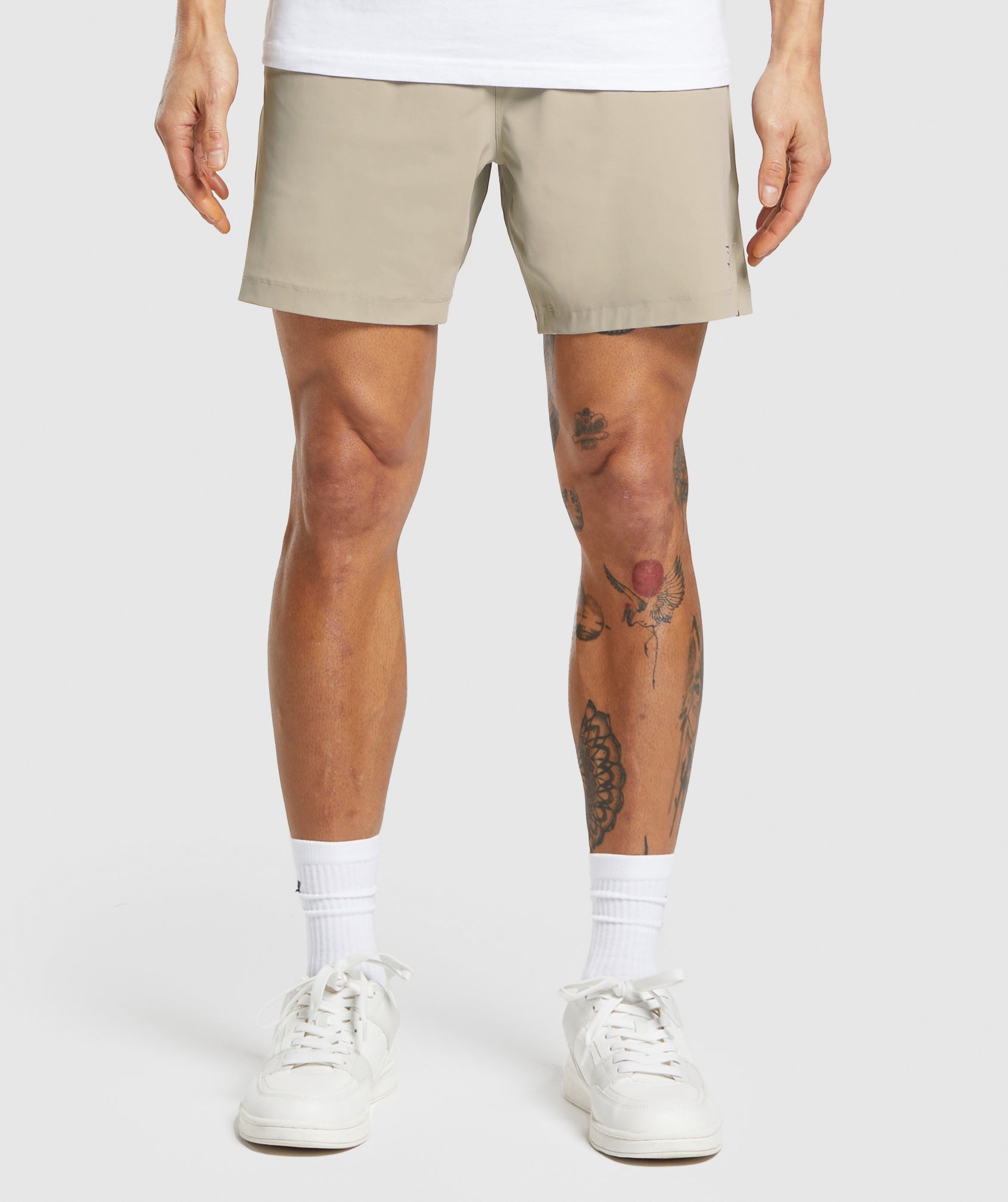 Studio Shorts dans Sand Brownest en rupture de stock