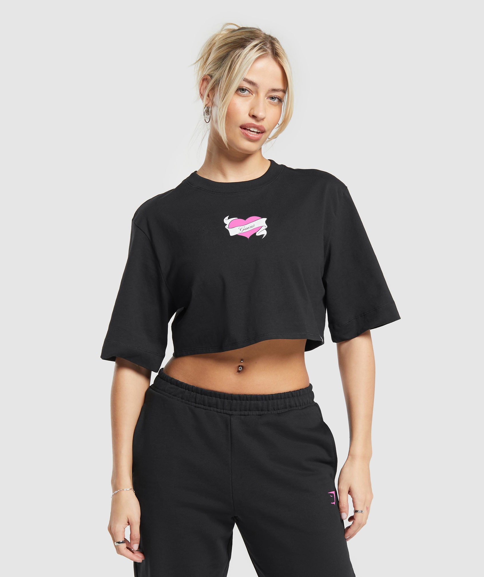 Tattoo Oversized Crop Top dans Black